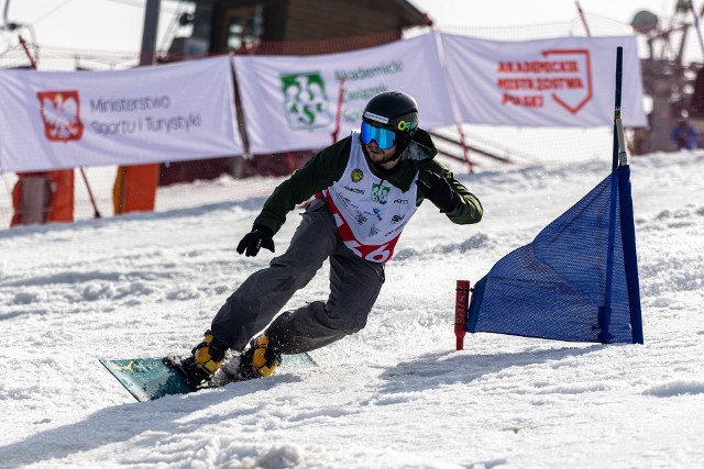 Oskar Kwiatkowski podczas slalomu Akademickich Mistrzostw Polski w snowboardzie w Białce Tatrzańskiej