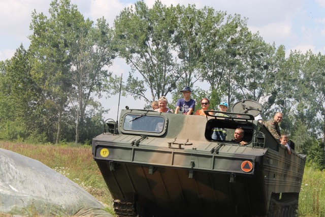 Piknik na FlorydzieOd wtorku do czwartku z całego województwa przyjeżdżają do Brzegu autokary wypełnione dzieciakami. Jedną z atrakcji jest pobyt w 1 Brzeskim Pułku Saperów i przejażdżka amfibią.