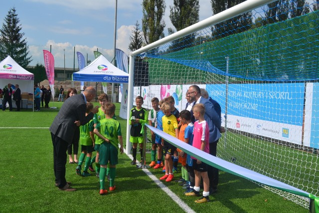 Boisko ze sztuczną nawierzchnią w Jaworznie znajduje się na terenie stadionu Victorii Jaworzno przy ul. Krakowskiej. Jego wymiary to 100 na 60 metrów, ale w ramach zajęć treningowych będzie je można podzielić na dwa mniejsze. Jest też oświetlenie, więc korzystać będzie można z niego również po zmroku.