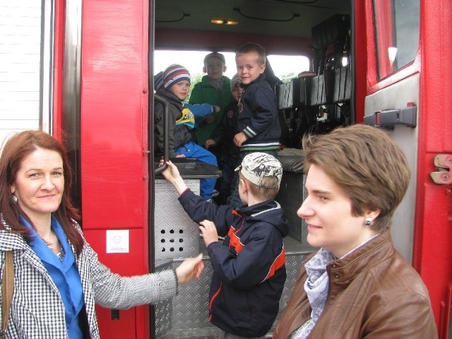 Dzieci miały dużo frajdy ze zwiedzania strażackich samochodów