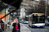 Plaga nieodpowiedzialnych kierowców w Krakowie. Zajeżdżają drogę autobusom MPK, cierpią pasażerowie