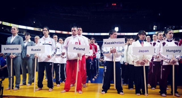 Mateusz Garbacz (trzeci z lewej) a za nim Maciej Mazur. Obaj reprezentowali Polskę na zawodach Pucharu Świata w Wilnie, w których rywalizowali tylko najlepsi karatecy, medaliści mistrzostw świata i Europy.