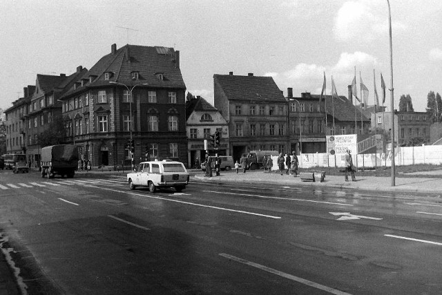 Dawniej na brak miejsc parkingowych czy korki w centrum miasta zielonogórzanie raczej nie narzekali. Aut było znacznie, znacznie mniej. Zakup samochodu wiązał się  z niemałym wydatkiem i nie każdy mógł sobie na taki pozwolić. Zastanawiacie się, czym jeździli zielonogórzanie kilkadziesiąt lat temu?  Zobaczcie archiwalne zdjęcia.  Nie tylko dowiecie się, jakie auta królowały na zielonogórskich drogach, ale i poznacie dawną Zieloną Górę. Zobacz również: Jak wyglądał Plac Powstańców Wielkopolskich? Zobaczcie!Kobiety poszukiwane przez lubuską policjęŚmierć 15-latka w Ciecierzycach38-letni diler i jego klienci zatrzymaniPotrącenie kobiety w Zielonej GórzeZobacz również: Centralne Biuro Śledcze Policji rozbiło gang wyłudzający odszkodowania: