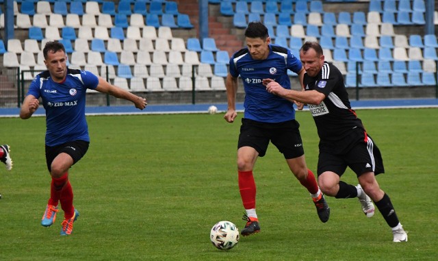 W czwartoligowych derbach powiatu kieleckiego GKS Nowiny pokonał Spartakusa Daleszyce 4:1. GKS Nowiny – Spartakus Daleszyce 4:1 (3:0)Bramki: Jakub Olearczyk 20, 85, Dawid Dorowski 25, Dawid Szałas 29 – Adrian Wychowaniec 60.GKS: Gugulski – Boszczyk, Kuzincow, Cichoń, Niebudek (62 Bujak) – Gadomski (88 Kawecki), Dorowski (70 Grzela), Szmalec – Blicharski (85 Tomczyk), Olearczyk, Szałas (70 Papka).Spartakus: Dutka – Ostrowski, Kaleta (35 Guz), M. Dziubek, Wołowiec – Jeziorski, Wychowaniec (87 Hernik), Ł. Górski (80 Sitarz), Patryk Raczyński (62 Łączkowski), Żądło – Maciejski (87 Soczomski).- Szybko stracone bramki po błędach indywidualnych ułatwiły zadanie GKS Nowiny. Zespół Mariusza Ludwinka ma jakość, jest poważnym kandydatem do awansu. Chcieliśmy pokazać dobry futbol i na pewno spotkanie mogło się podobać – powiedział Krzysztof Trela, trener Spartakusa. – Spartakus to bardzo dobra drużyna. Chce grać w piłkę. Cieszy wygrana i jej styl – dodał Mariusz Ludwinek, opiekun GKS Nowiny. Ozdobą spotkania był pierwszy gol Jakuba Olearczyka, który uderzył piętą z piątego metra w stylu słynnego Alessandro Del Piero. Napastnik GKS utrzymuje się w znakomitej dyspozycji.Zachęcamy do obejrzenia galerii zdjęć z tego spotkania.Szczegóły na kolejnych slajdach.(JKM)