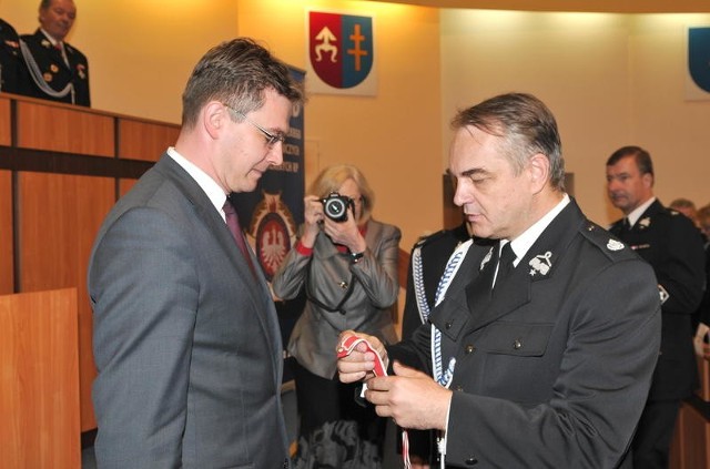 Wicepremier  Waldemar Pawlak uhonorował złotą zasługą  marszałka Adama Jarubasa.