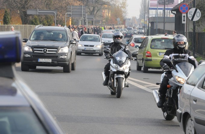 Zaduma w ciszy i jesiennym słońcu