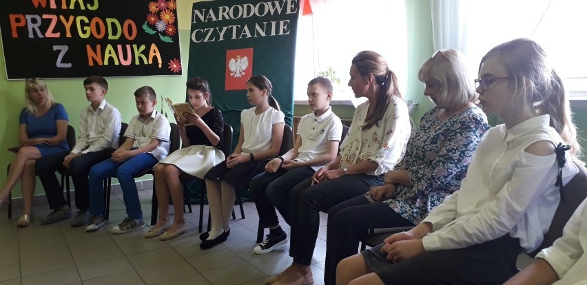 Gmina Brody. Uczniowie ze szkoły w Stawie Kunowskim włączyli się do akcji Narodowe Czytanie