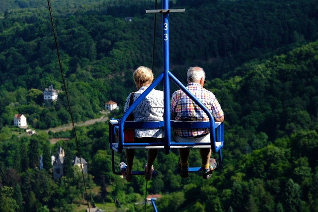 Jesienią tego roku seniorzy otrzymają kolejne dodatkowe świadczenie. Są jednak specjalne zasady przyznawania czternastej emerytury. Kto dostanie pieniądze i na jaką kwotę może liczyć? Przedstawiamy szczegóły, dotyczące przyznawania "czternastki". Wyliczenia na kolejnych slajdach naszej galerii.