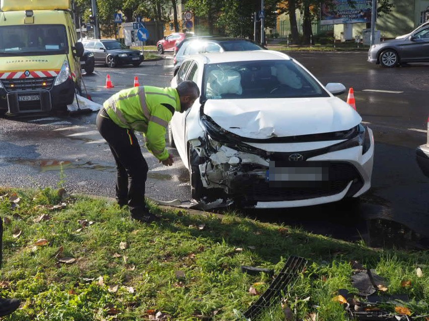 Wypadek na skrzyżowaniu ulicy Władysława IV z Akademicką w Koszalinie. Jedna osoba poszkodowana [ZDJĘCIA]