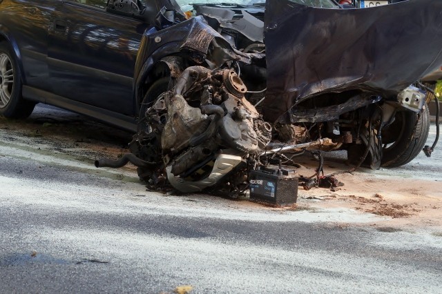 Dzisiaj, kilka minut po godz. 17., kierujący samochodem osobowym marki Opel, mieszkaniec Ukrainy, stracił panowanie nad pojazdem, uderzył w przydrożne drzewo od którego się odbił i zderzył się czołowo z Land Roverem. W niedzielne popołudnie kierowcy jadący drogą na Głobino ze Słupska, musieli liczyć się z utrudnieniami. Najpierw na ul Westerplatte doszło do kolizji dwóch aut, a potem na to zdarzenie najechał pijany kierowca kolejnego samochodu. Policja zorganizowała objazd przez osiedle ulicą Szafranka.