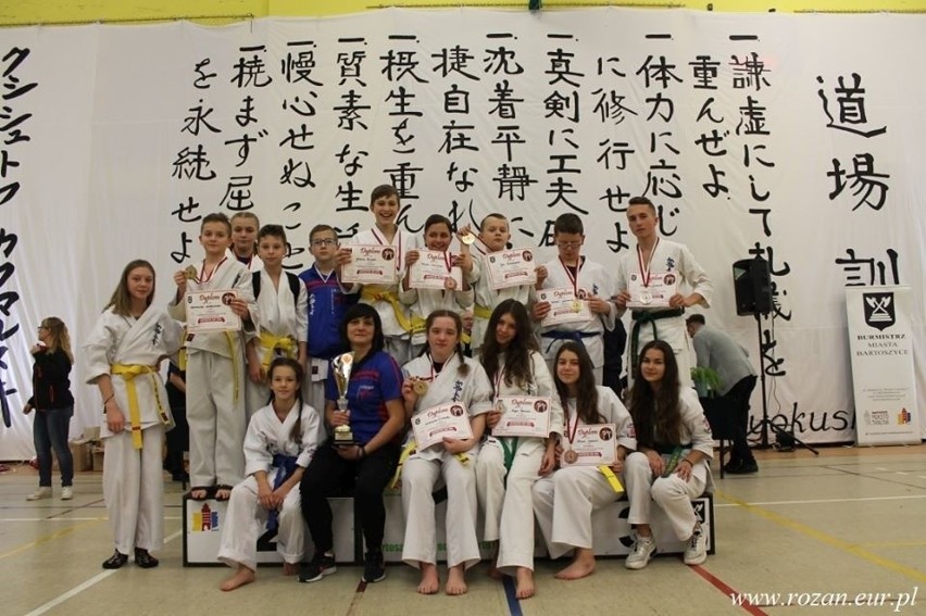 10 medali dla zawodników Międzyszkolnego Klubu Kyokushin Karate na Międzynarodowym Turnieju Karate w Bartoszycach. 