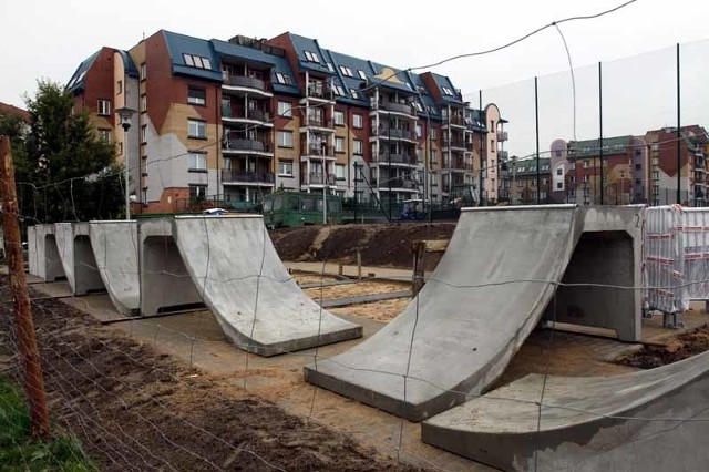 Betonowe elementy konstrukcyjne skateparku już stoją