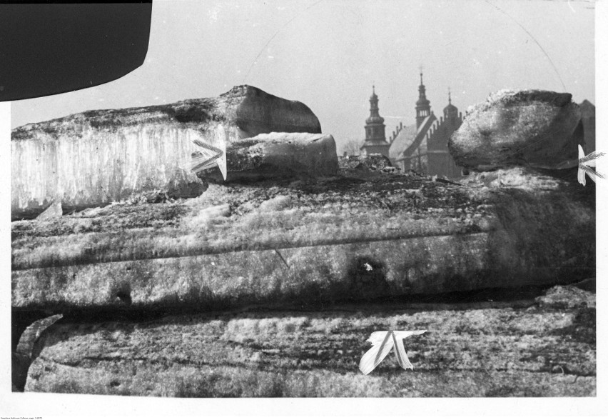 Luty 1941 roku - kry na brzegu Wisły. W tle widoczny...