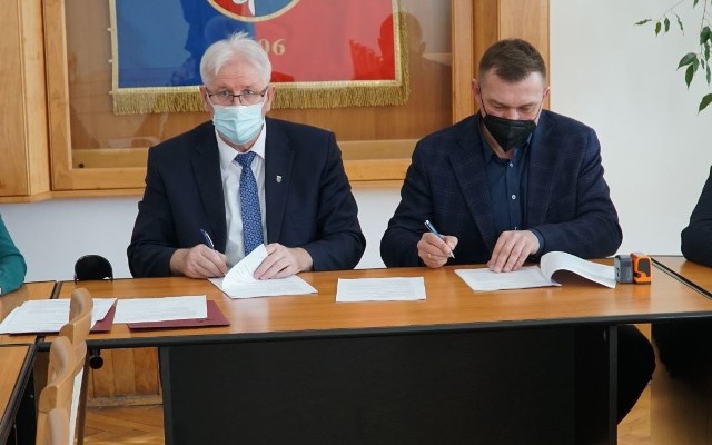 Na zdjęciu od lewej: starosta Stefan Bernaciak, a także Tomasz Stolarek z Przedsiębiorstwa Rob&oacute;t Drogowych w Zwoleniu.