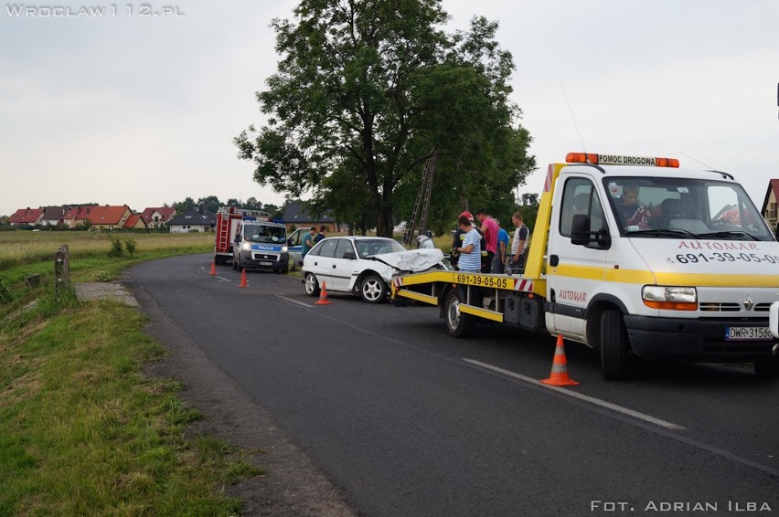 Wypadek pod Wrocławiem. Dwie osoby ranne. Auto w rowie (ZDJĘCIA)