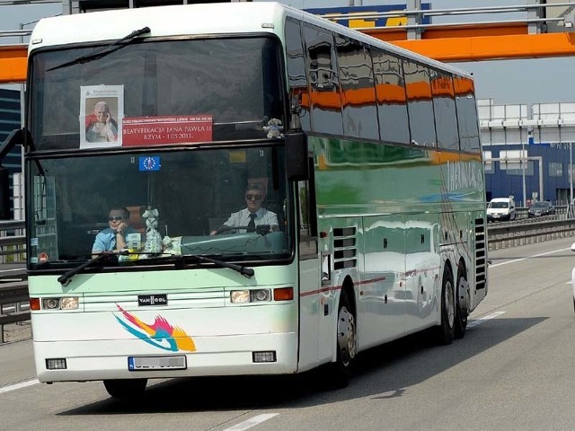 Autokar z polskimi pielgrzymami na autostradzie we Wiedniu.