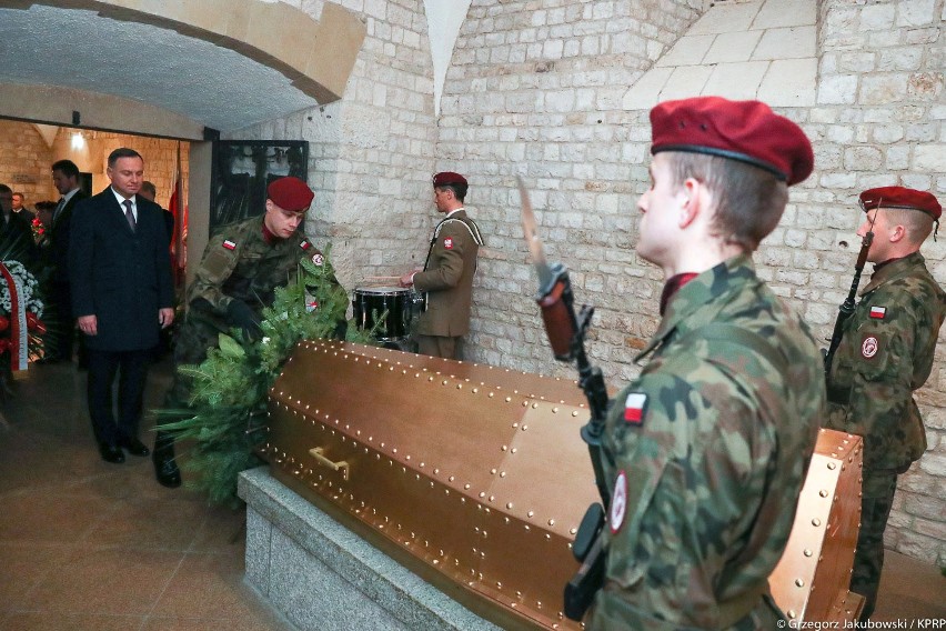 Kraków. Obchody 9. rocznicy katastrofy smoleńskiej. Prezydent Andrzej Duda na Wawelu i na cmentarzu Rakowickim