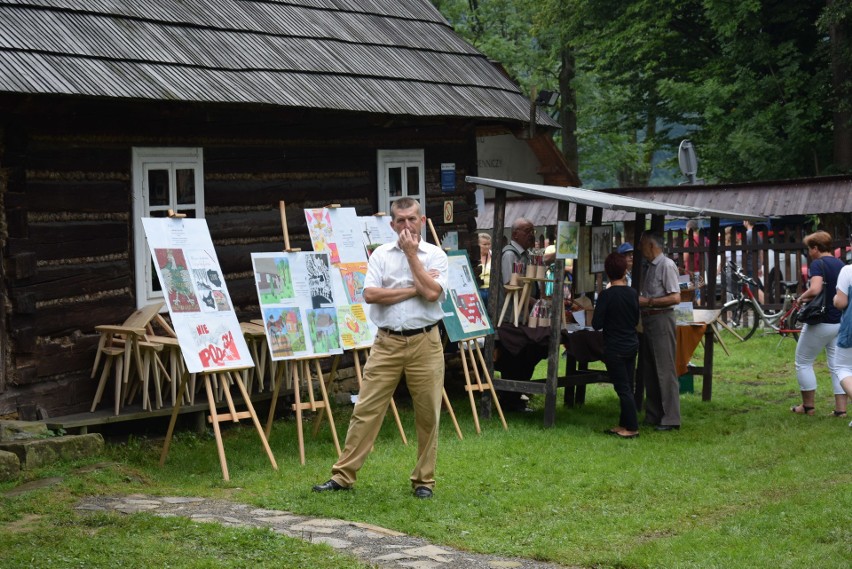 Szymbark. XV Panorama Kultur. W skansenie głośno gra muzyka, jest mnóstwo ludzi, są stoiska z rękodziełem, gospodynie częstują pysznościami