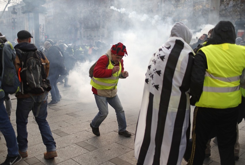 Francja: Zamieszki w Paryżu 8.12 ZDJĘCIA Protesty "żółtych kamizelek". Bilans: 260 rannych, 1700 zatrzymanych. Ile osób protestowało?