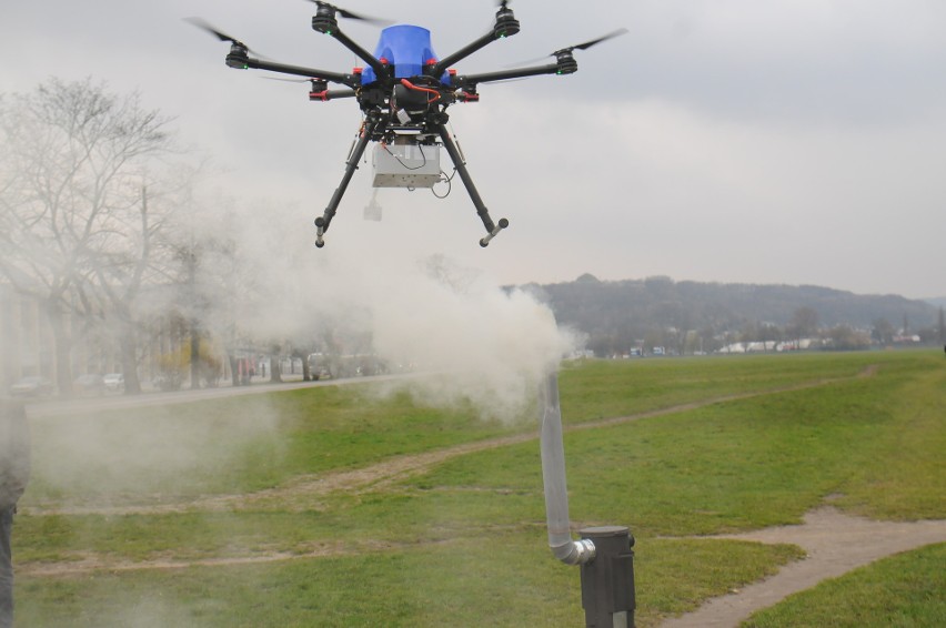 Kraków. Dron zbadał skład dymu z paleniska [WIDEO]