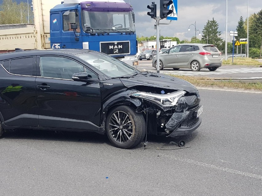 Pijany kierowca rozbił samochód o słup sygnalizacji świetlnej! ZDJĘCIA