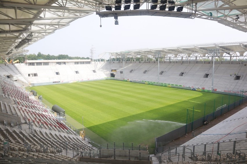 Już ostatni etap budowy stadionu ŁKS. Trwa montaż dachu  ZDJĘCIA