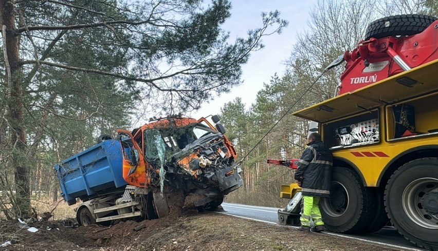 Kierowca MPO w Toruniu zasłabł za kierownica, zjechał nagle...