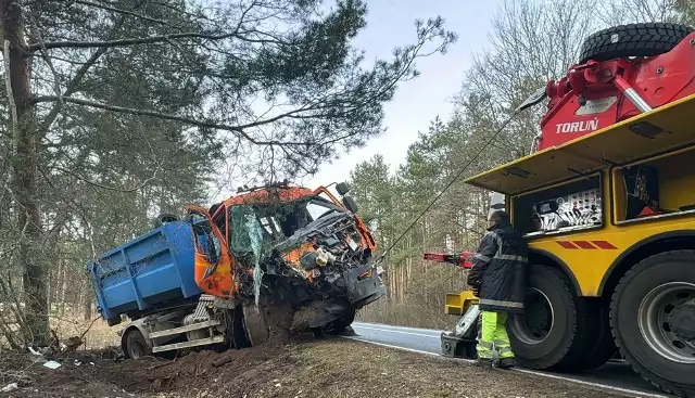 Kierowca MPO w Toruniu zasłabł za kierownica, zjechał nagle na pobocze i uderzył w drzewo. Nie żyje. Do tego dramatu doszło w walentynki, 14 lutego. Był to jeden z trzech śmiertelnych wypadków przy pracy zgłoszonych PIP w lutym. Wszystkie trzy dotyczyły kierowców.