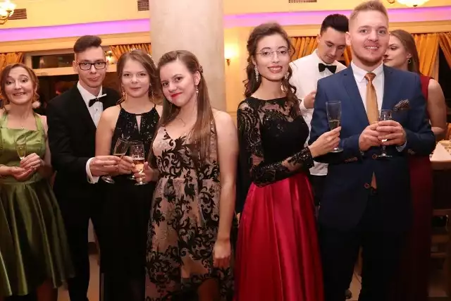 Studniówka LO im. Bolesława Chrobrego w Pszczynie ZDJĘCIA | Dziennik