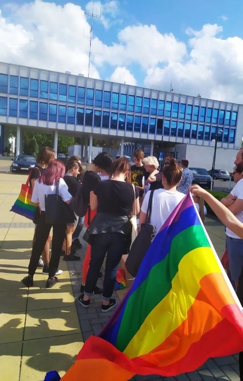 Akcja środowisk LGBT w Puławach. Pojawiła się też kontrmanifestacja. Zobacz zdjęcia