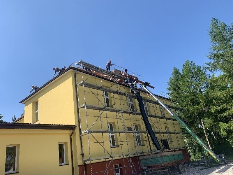 Rozpoczął się remont dachu szkoły podstawowej w Dzierążni