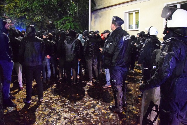 Kibice Wisły przyjechali do Bielska-Białej. Towarzyszyły im znaczne siły policji