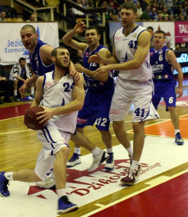 Koszykarze Jeziora Tarnobrzeg (z nr 24 Jakub Dłoniak, z nr 41 Dawid Przybyszewski) rozegrają w ten weekend dwa mecze, ligowy w sobotę w Kołobrzegu i pucharowy w niedzielę w Koszalinie.
