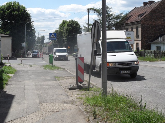 Jak nas poinformował Tomasz Michałek, kierownik sekcji drogowej Powiatowego Zarządu Dróg w Myszkowie, firma naprawiająca drogę, chciałaby w 3 dni zakończyć pracę, jeśli warunki techniczne i atmosferyczne pozwolą.