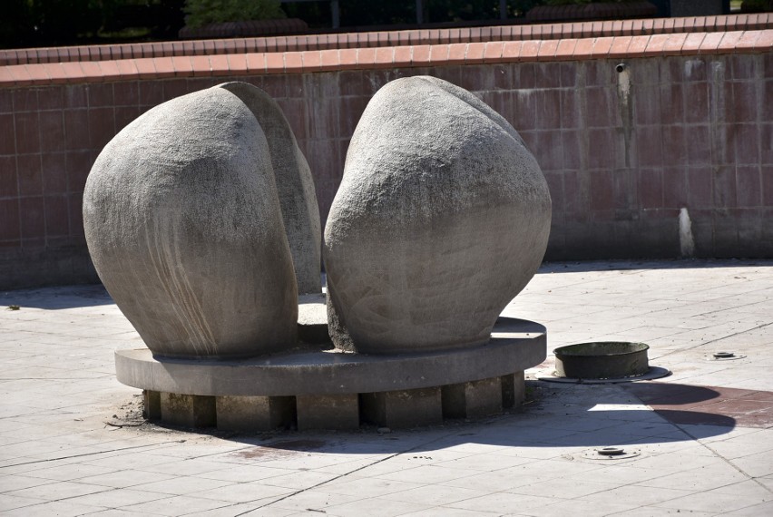 Szukający cienia i wody w słupskich parkach spotykają niedziałające brudne fontanny. Dlaczego?