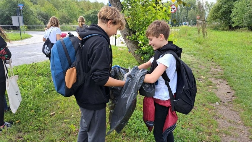 Sprzątanie świata w Łodzi. Uczestnicy wydarzenia w przeciągu godziny zebrali ponad pół tony śmieci! 