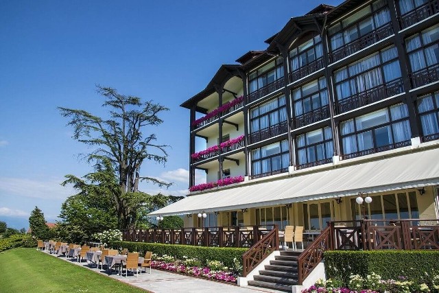 Reprezentacja Niemiec - Hotel ErmitageDrużyna niemiecka zdecydowała się na pobyt w hotelu, który nie znalazł się na liście polecanej przez UEFA. Mistrzowie trenera Joachima Loewa zatrzymali się w ekskluzywnym, czterogwiazdkowym hotelu Ermitage. Obiekt znajduje się w miasteczku Evian-les-Bains, położonym na granicy francusko-szwajcarskiej, z widokiem na Jezioro Genewskie. Historia hotelu sięga XX wieku, a dzisiejszy jego wygląd sprawia, że nie stracił na dawnym uroku, sprzed lat. Hotel oferuje 80 eksluzywnie wyposażonych pokoi i apartamentów, a z balkonów wielu z nich gracze mogą podziwiać widoki na przepiękne jezioro i góry. Podczas kąpieli w basenie na  zewnątrz, w otoczoniu baru, restauracji i drzew oliwnych piłkarze mogą doznać wręcz śródziemnomorskich wrażeń! O regenerację po meczu dbają klub odnowy biologicznej, wanna spa, łaźnia parowa, sauna, czy gabinet masaży.