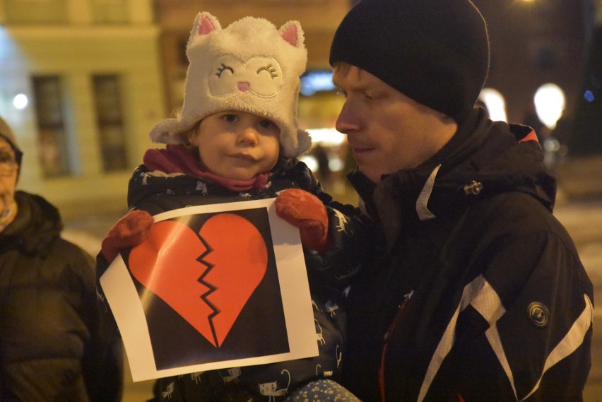 Pęknięte serca w Rybniku. Protest przeciw fali nienawiści i...