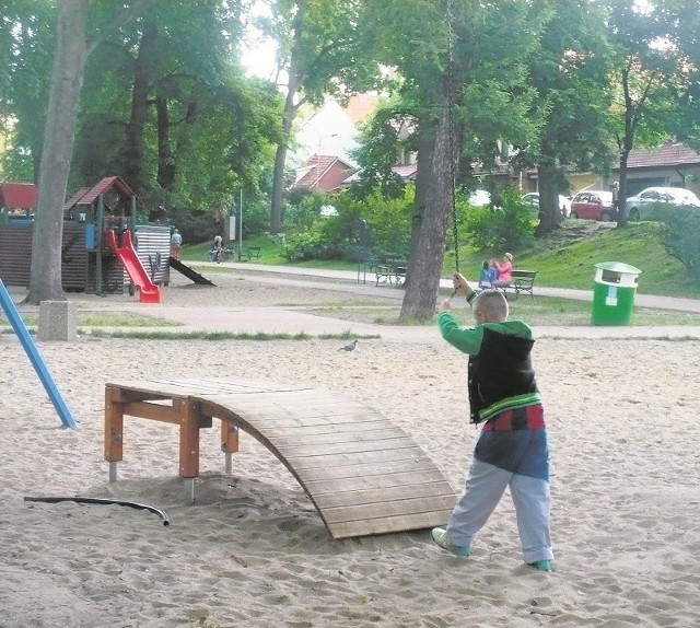 Zjeżdżalnia linowa w parku Chrobrego  nie przetrwała długo. Dzieci nie dają za wygraną i próbują zjeżdżać bez akcesoriów.