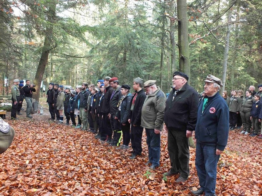 Wielki zlot harcerski w lesie pod Tychowem Starym. Uczestnicy rajdu "Jędrusiów" spotkali się przy mogile Oddziału „Jędrusie” 