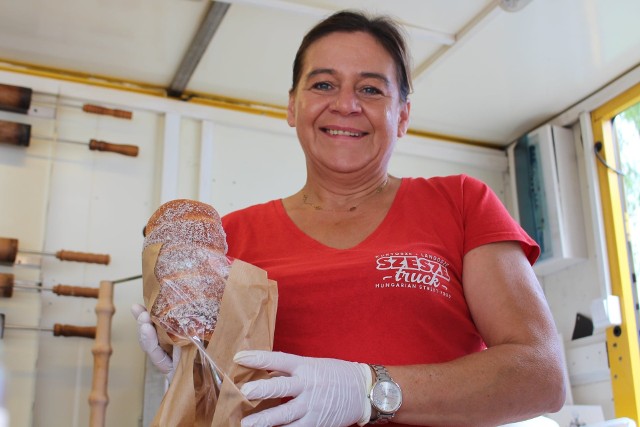 W centrum Gorzyc jest pysznie. W Technicznym Ogrodzie przy ulicy 3 Maja trwa zlot food trucków, które od 23 do 25 lipca serwują dania z różnych stron świata. Żarciowozy są czynne w piątek do godziny 21, w sobotę od 12 do 21, w niedzielę od 12 do 20. Co w ofercie? Węgierskie langosze i kurtosze, meksykańskie burrito i quesadilla, tajski pad thai i lody, greckie souvlaki i pita gyros, hiszpański przysmak Churros, belgijskie frytki, chińskie pierożki dim sum, amerykańskie burgery, pulled pork oraz kurczaki typu Kentucky, polskie owoce w czekoladzie oraz czeskie piwo i lemoniada. Zobacz więcej na kolejnych slajdach >>>