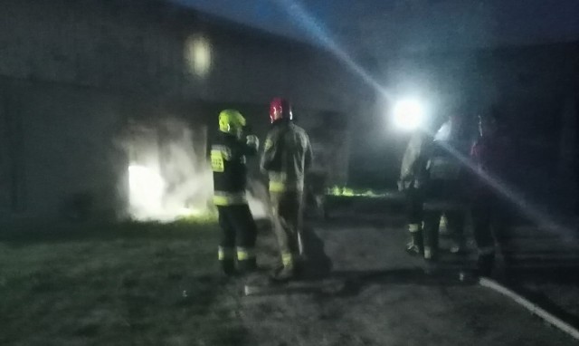 Pożar wybuchł o godzinie 4.30 nad ranem. W akcji uczestniczyły trzy zastępy straży pożarnej.