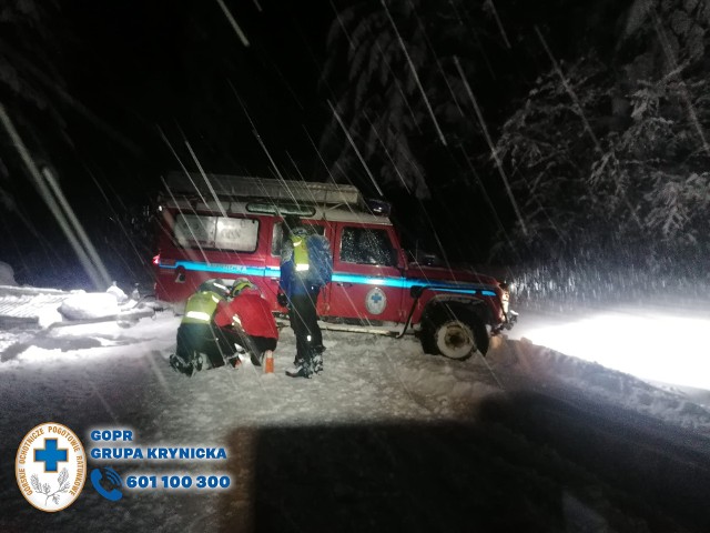 Ratownicy GOPR przedzierali się przez zaspy i walczyli z wiatrem i śniegiem. Uratowali dwóch mężczyzn, którzy utknęli w okolicach szlaku prowadzącego na Przehybę