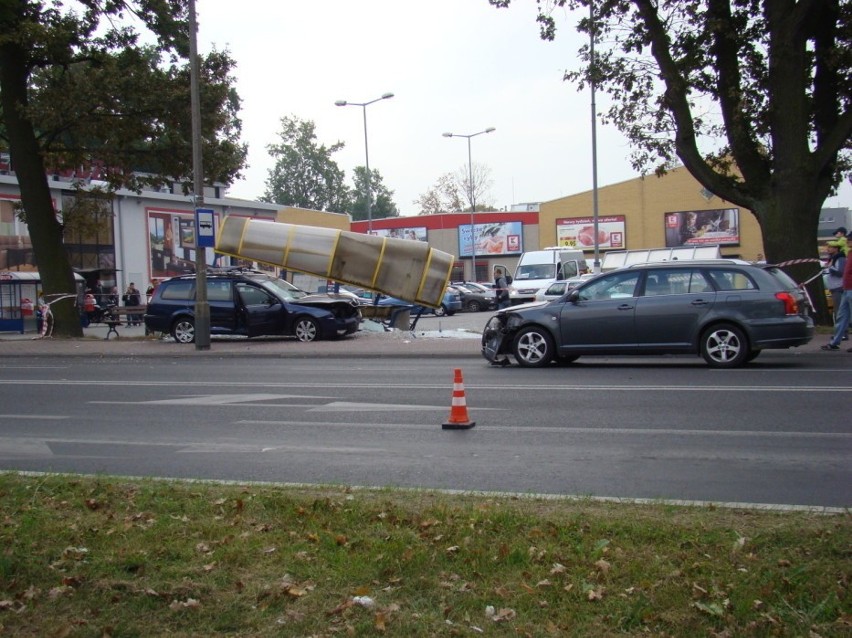 Puławy: Toyota uderzyła w forda, a ten w ludzi na przystanku (FOTO)