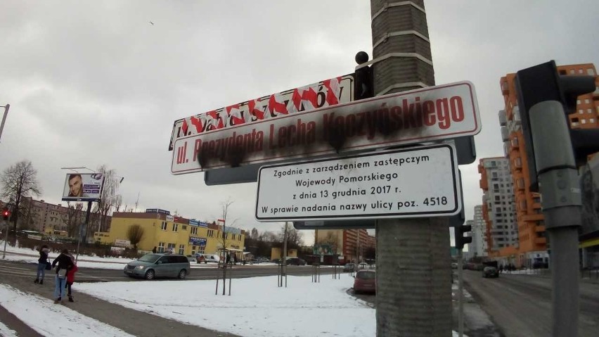 Zniszczone tablice informujące o ul. Lecha Kaczyńskiego w...
