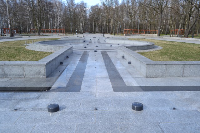 Park Zielona opustoszał w weekend. Mieszkańcy Dąbrowy Górniczej zostali w domach.Zobacz kolejne zdjęciae. Przesuwaj zdjęcia w prawo - naciśnij strzałkę lub przycisk NASTĘPNE