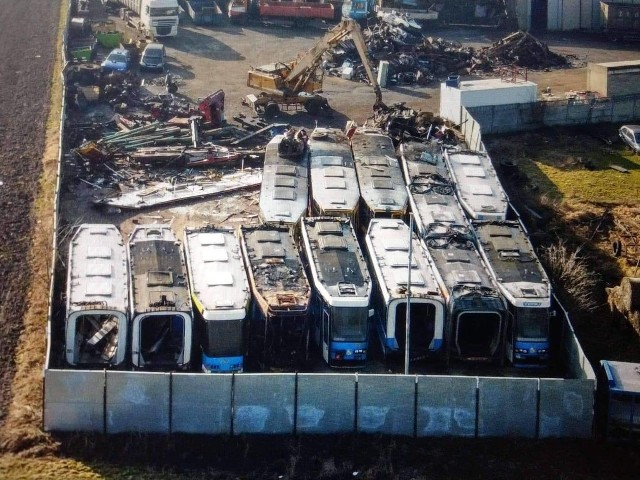 Złomowisko we wsi Drzonki pod Poznaniem. Tu trafiają wrocławskie tramwaje