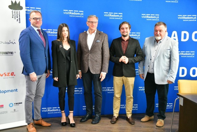 Udział w konferencji wzięli organizatorzy Nagrody, od lewej : Radosław Witkowski - prezydent Radomia, Małgorzata Świątek - dyrektor Zarządzająca KPS Food,  Artur Marcinkiewicz - prezes Zakładów Automatyki KOMBUD, Dawid Ruszczyk - dyrektor delegatury Urzędu Marszałkowskiego w Radomiu i Tomasz Tyczyński - kurator Muzeum Witolda Gombrowicza we Wsoli. Więcej na kolejnych zdjęciach