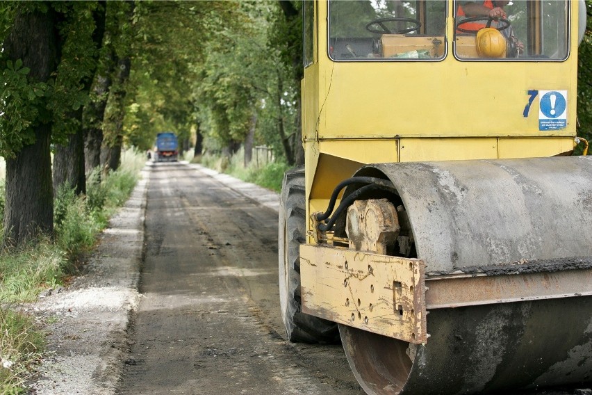 Wrocław: Skanska skończyła remont i "zwija" swój asfalt w Leśnicy (ZDJĘCIA)