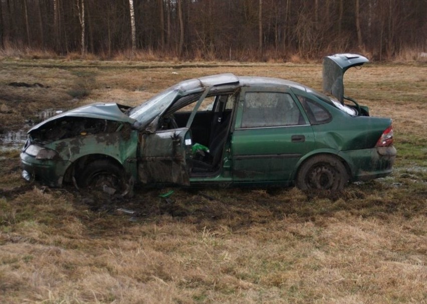 Dachował vectrą. Walczy o życie (zdjęcia)